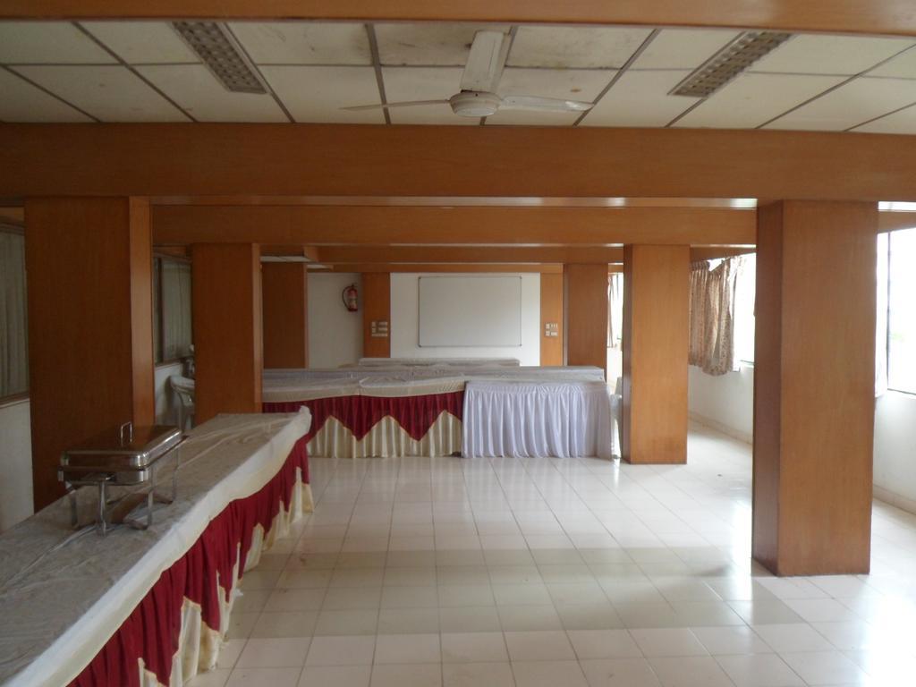 Hotel Rajdeep Inn Ahmedabad Extérieur photo