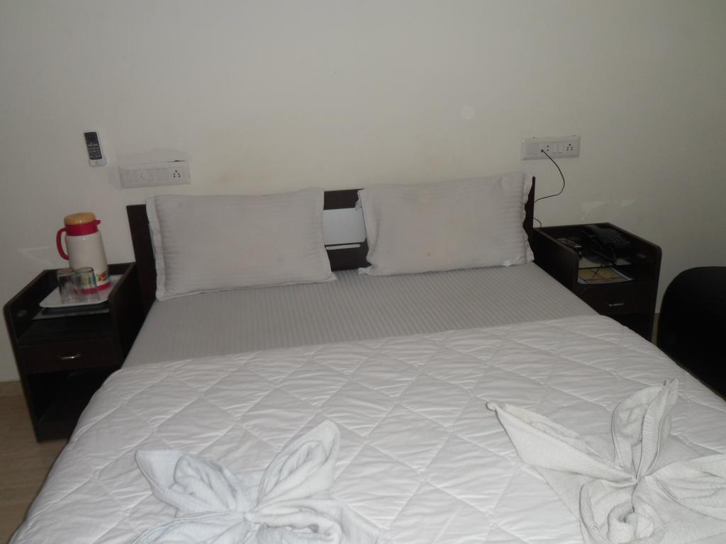 Hotel Rajdeep Inn Ahmedabad Extérieur photo